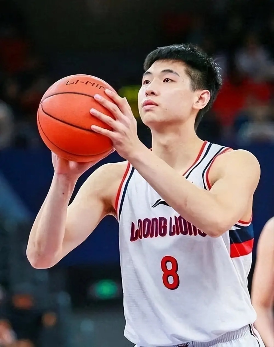 通过这样的, 肯出球员, 周琦的超级